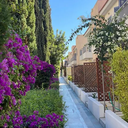 Queens Garden Walking Distance To The Apartment *